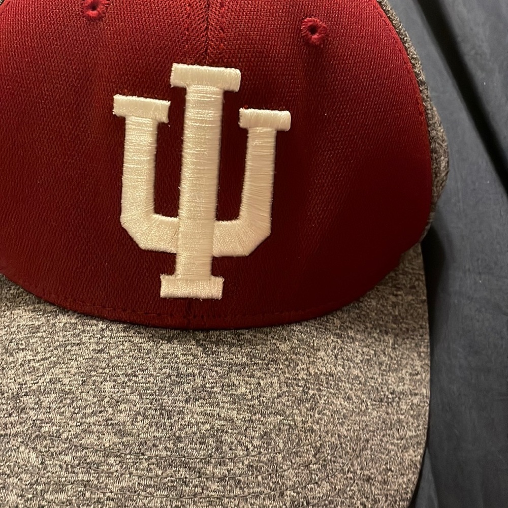 I am selling an iu hat from top of the world with iu emblem on it says indiana